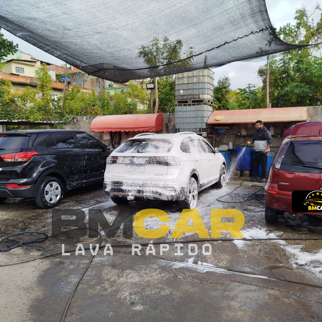 Pátio de lavagem com carros sendo lavados na BMCAR
