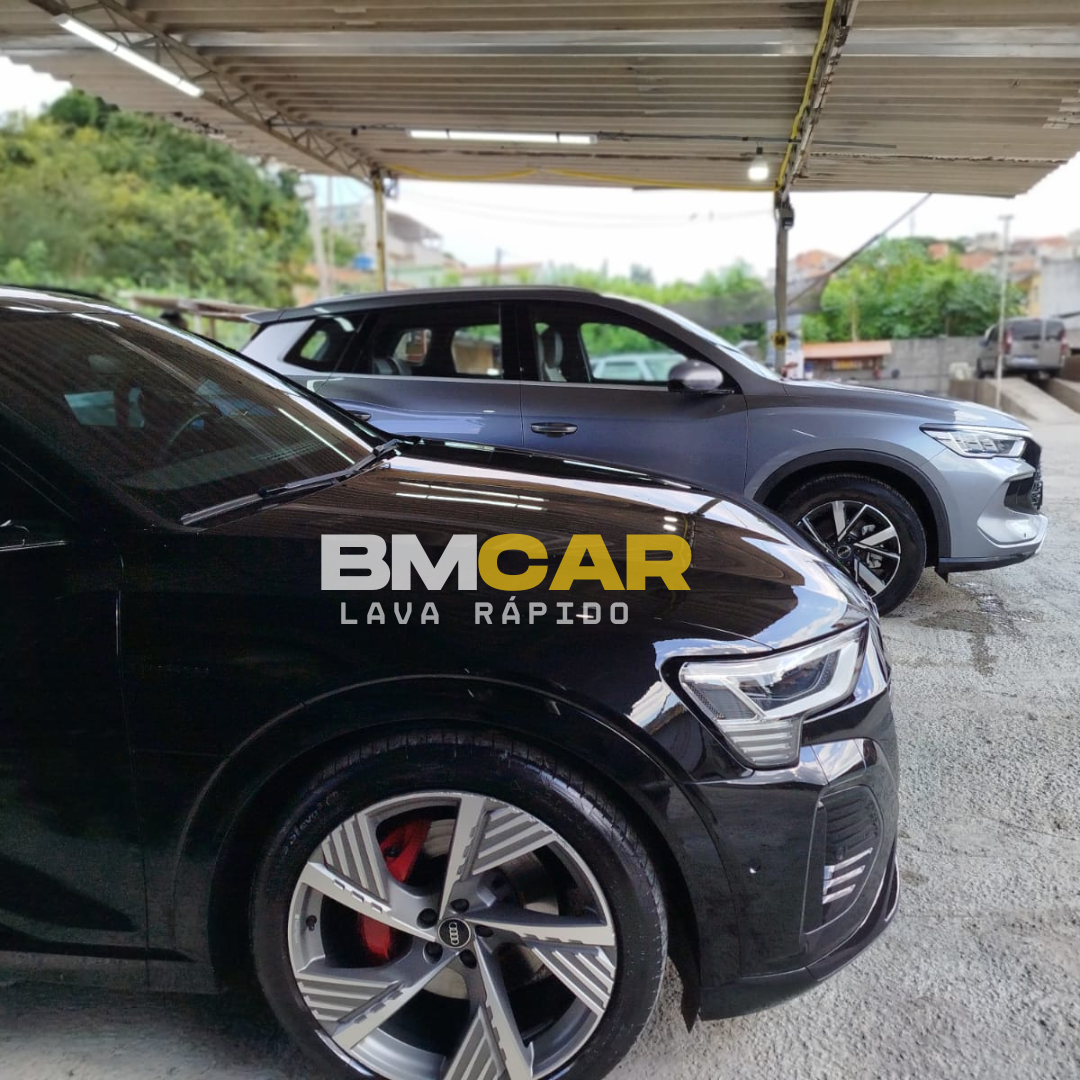 Lavagem de um Audi E-tron preto brilhando