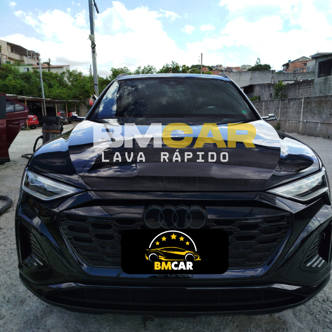 Frente imponente de um Audi Q8 preto limpo
