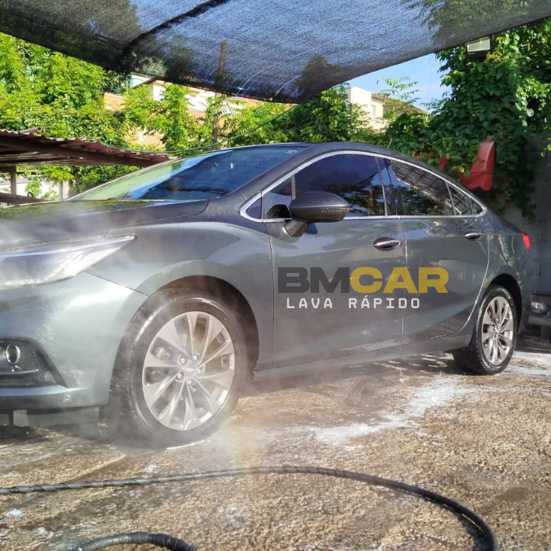 Chevrolet Cruze sendo enxaguado após lavagem