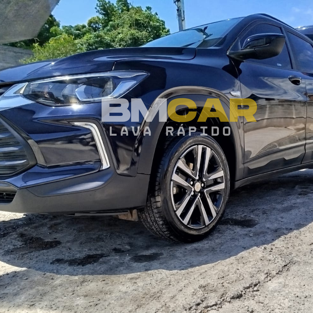 Detalhe da roda de um Chevrolet Tracker preto limpo