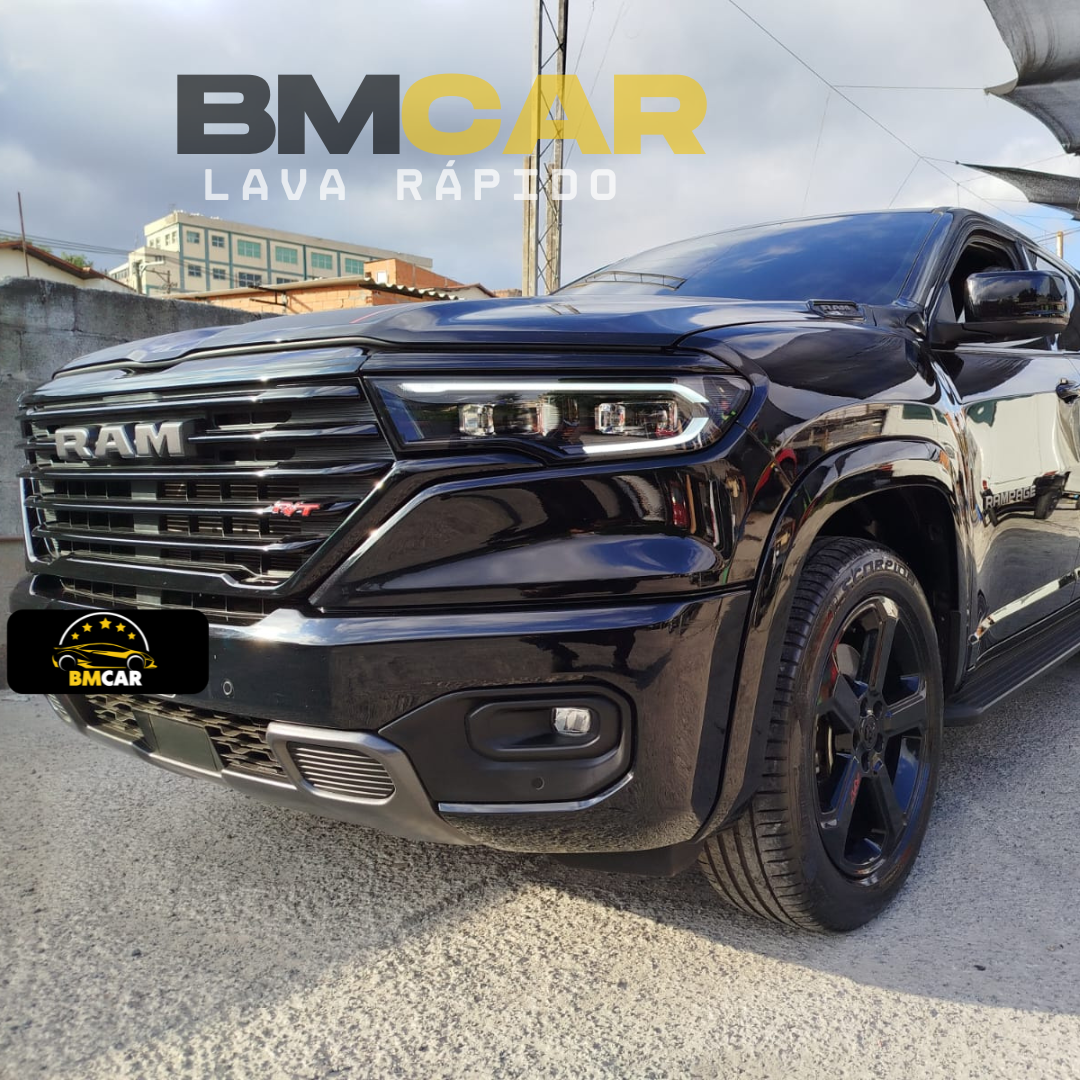Close-up de uma Dodge Ram preta impecável