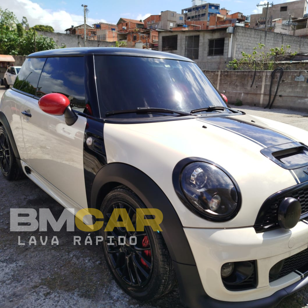 Mini Cooper branco e preto estacionado após o serviço